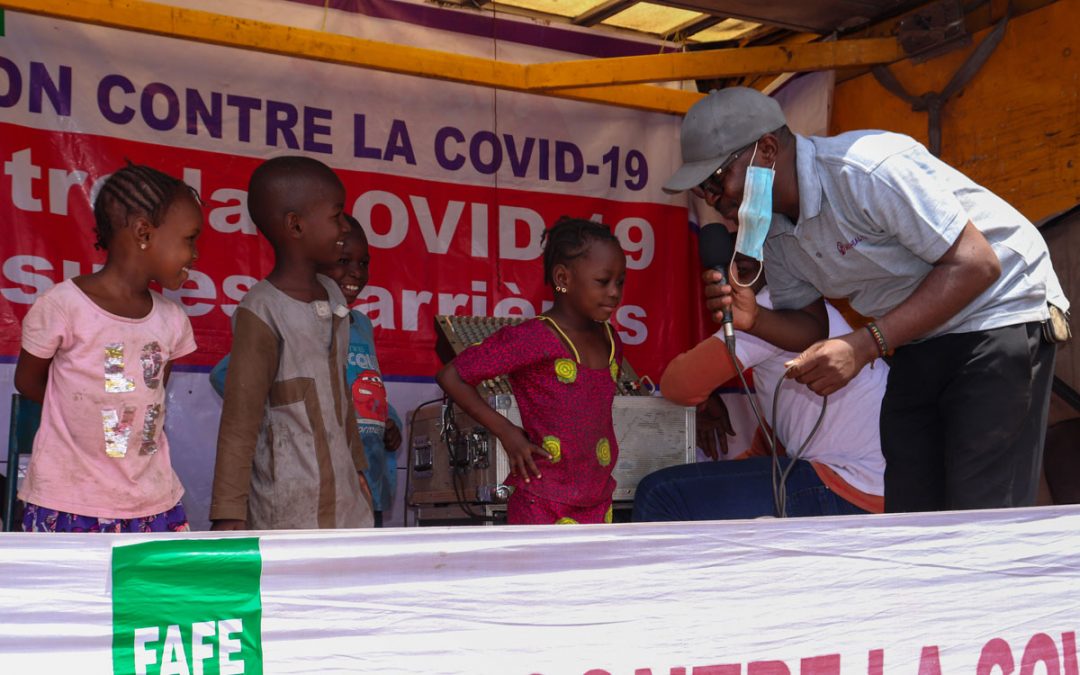 Children ask questions during COVID-19 caravan in Bakaribougou on 8 June
